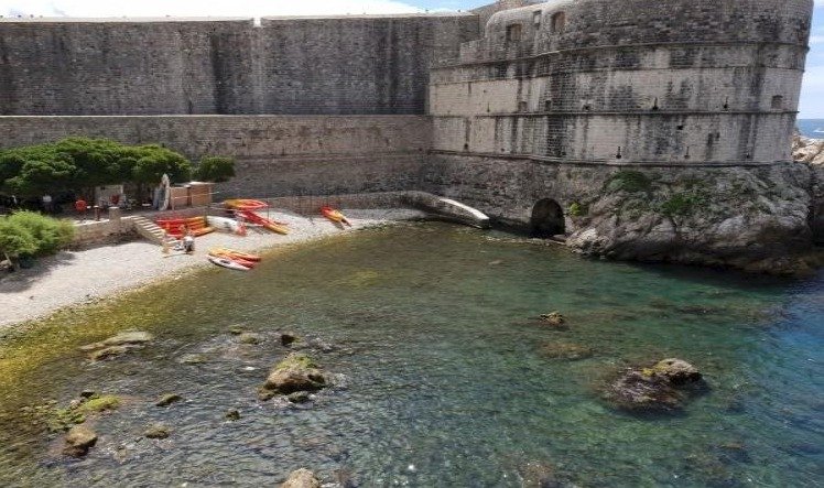 Moře u chorvatského Dubrovníku zamořily fekálie. Vzorky  vody byly odebrány ze zátoky Pile.