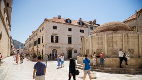 Chorvatská metropole Dubrovník řeší, že stále nepřijelo příliš mnoho turistů. Naopak sever země je téměř na normálu (30.7.2020).