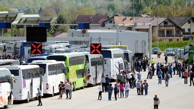 Čekání na dlouhé hodiny: Na chorvatských hranicích se kvůli kontrolám vytvořily obří kolony.