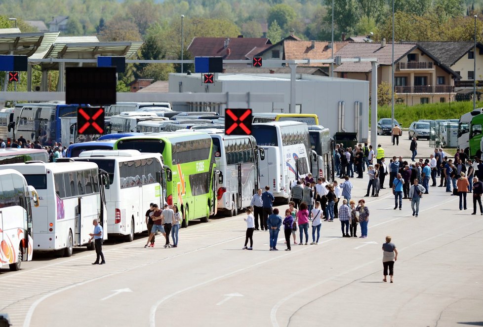 Čekání na dlouhé hodiny: Na chorvatských hranicích se kvůli kontrolám vytvořily obří kolony.