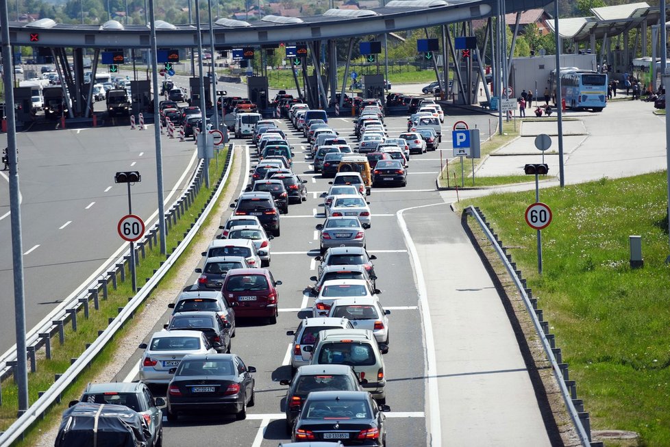 Loňské kolony při cestě na dovolenou: Na chorvatských hranicích se kvůli kontrolám vytvořily obří kolony