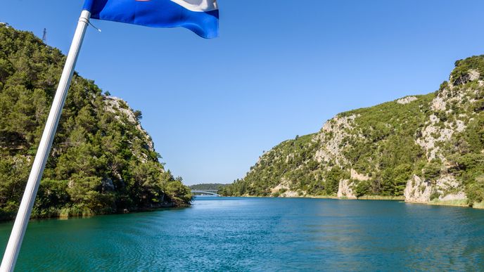 Řeka Krka v Chorvatsku, po které lze doplout do stejnomenného národního parku.