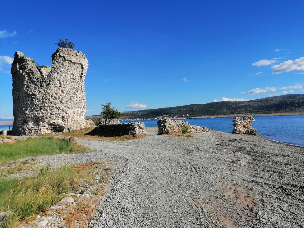 Oblíbené turistické letovisko Starigrad zeje prázdnotou. Češi a Slováci tu přitom normálně bývají už na začátku května, kdy je přímořské městečko plné turistů.