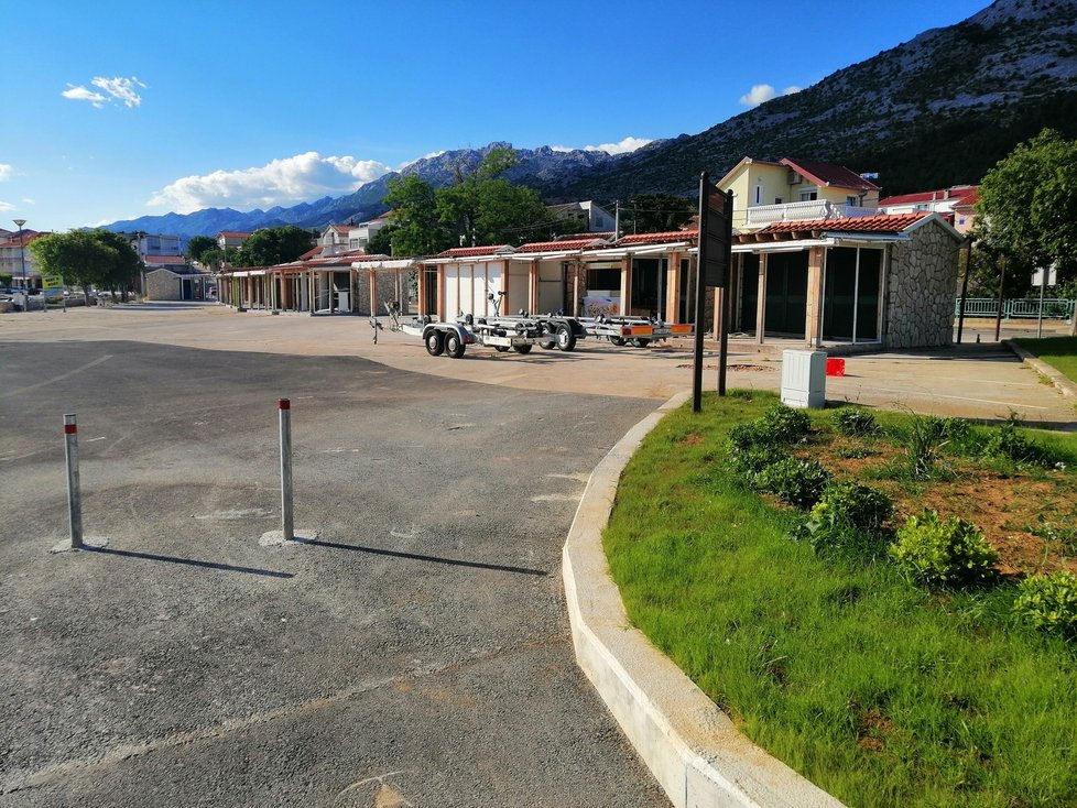 Oblíbené turistické letovisko Starigrad zeje prázdnotou. Češi a Slováci tu přitom normálně bývají už na začátku května, kdy je přímořské městečko plné turistů.