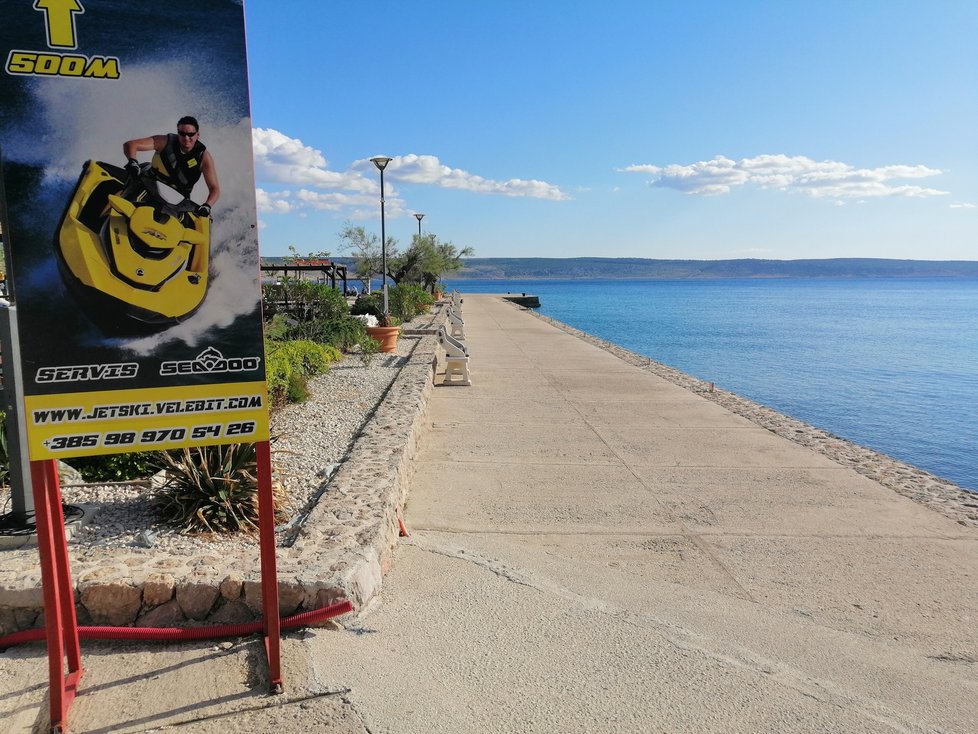 Oblíbené turistické letovisko Starigrad zeje prázdnotou. Češi a Slováci tu přitom normálně bývají už na začátku května, kdy je přímořské městečko plné turistů.