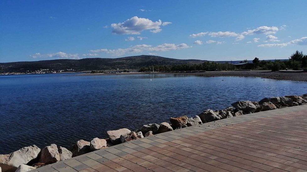 Oblíbené turistické letovisko Starigrad zeje prázdnotou. Češi a Slováci tu přitom normálně bývají už na začátku května, kdy je přímořské městečko plné turistů.