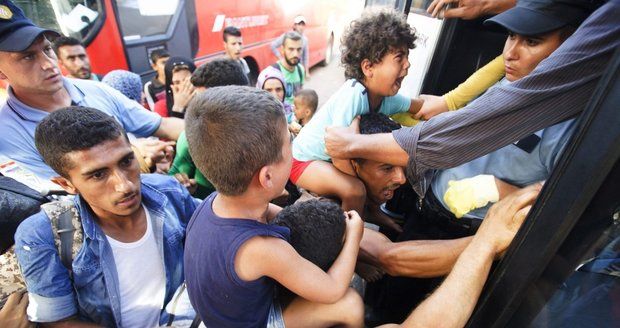 Maďarsko úpí pod náporem uprchlíků. Za 24 hodin jich dorazilo 8000