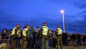 Uprchlíci na hranicích Maďarska a Rakouska