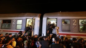 Chorvatsko reagovalo na nápor běženců tak, že je posílali vlaky zpět do Maďarska a zavřelo hranice se Srbskem.