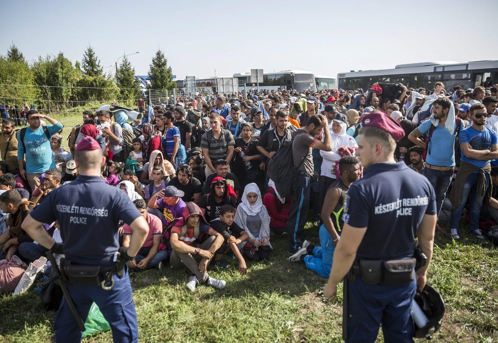 Uprchlíci na maďarsko-chorvatské hranici.