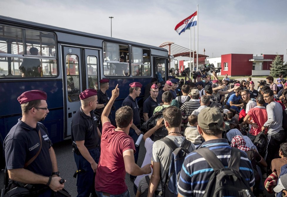 Uprchlíci na maďarsko-chorvatské hranici.