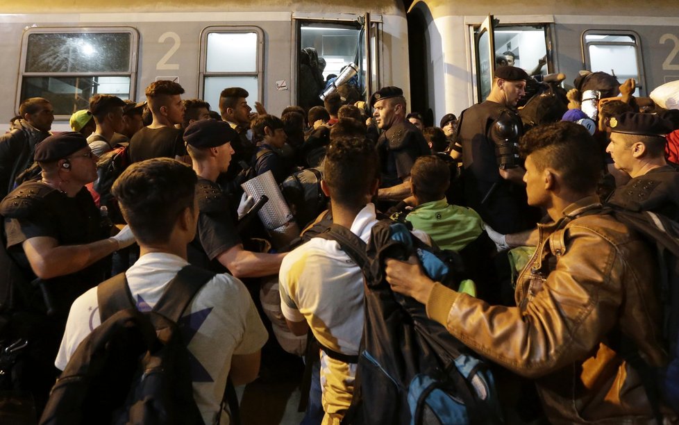 Chorvatsko reagovalo na nápor běženců tak, že je posílali vlaky zpět do Maďarska a zavřelo hranice se Srbskem.
