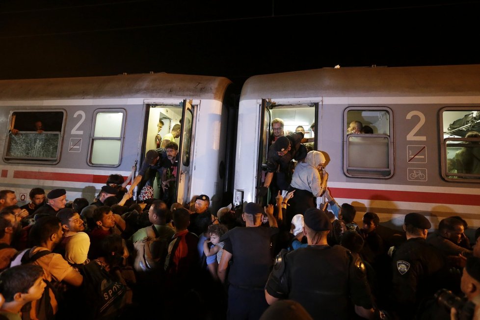 Chorvatsko reagovalo na nápor běženců tak, že je posílalo vlaky zpět do Maďarska a zavřelo hranice se Srbskem.