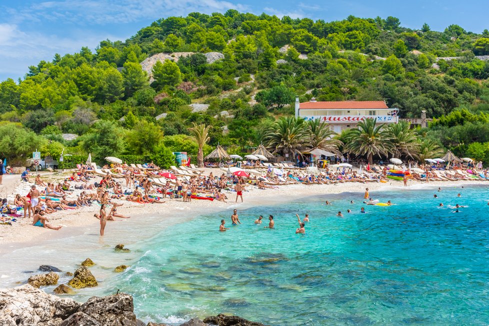 Pláž na ostrově Hvar v Chorvatsku (červen 2021)