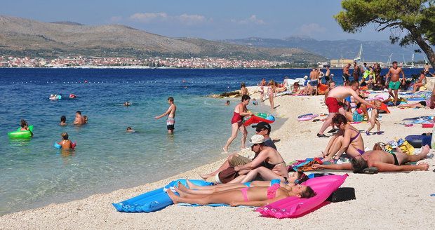 Češi jako škudlilové a „paštikáři“? Za dovolenou utrácí drobné, víc šetří jen pár zemí