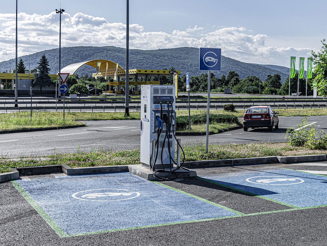 Hlavně v Rakousku je po cestě spousta nabíječek, včetně vysokovýkonných. Na této chorvatské MOL Plugee stálo rychlé nabití paušálně 74,90 kuny.