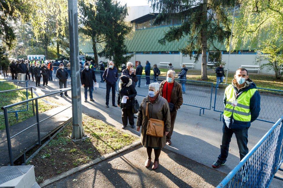 Fronta na očkování proti covidu-19 vakcínou společnosti AstraZeneca v chorvatském Záhřebu (7. 4. 2021)