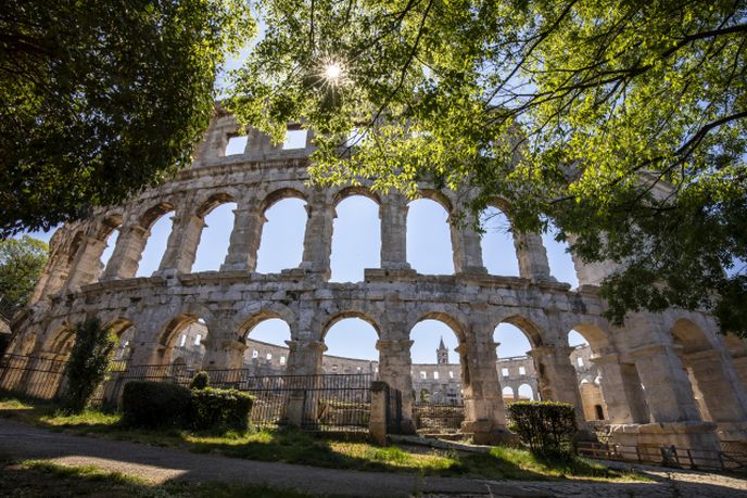 Chorvatské město Pula je vyhledávané pro památky z římského období, zejména pro pěkně zachovaný amfiteátr