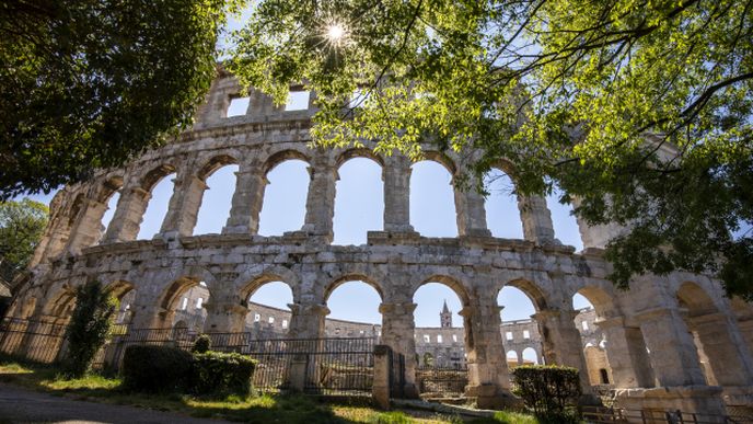 Chorvatské město Pula je vyhledávané pro památky z římského období, zejména pro pěkně zachovaný amfiteátr