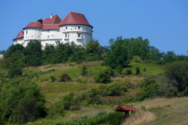 Architektonicky a historicky hodnotným je hrad Veliki Tabor z 12. století