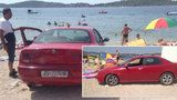 Arogantní řidič zaparkoval v Chorvatsku na pláži mezi rekreanty: Před policisty se vymlouval