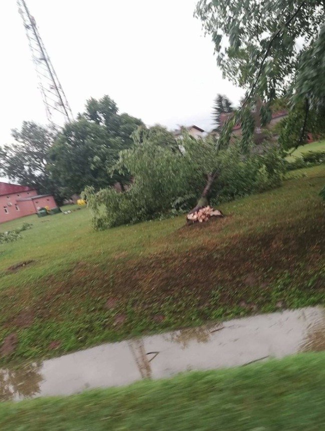 V Chorvatsku udeřily silné bouřky. Stromy a kroupy poškodily auta a budovy, záplavy ničily úrodu zemědělcům.