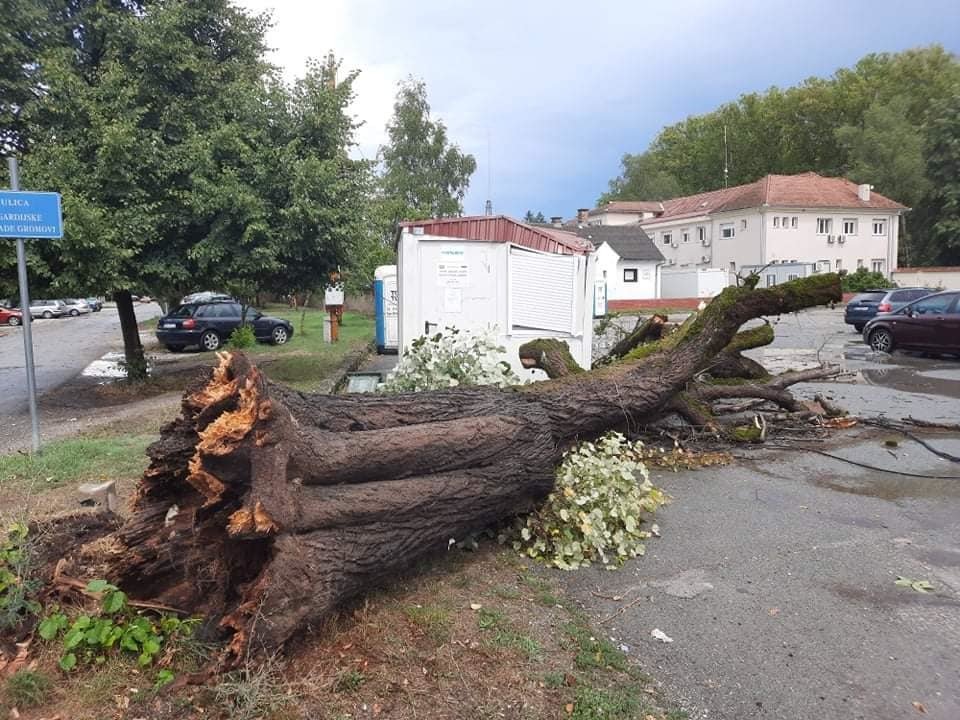 Přes část Chorvatska se v neděli přehnala velmi silná bouře.