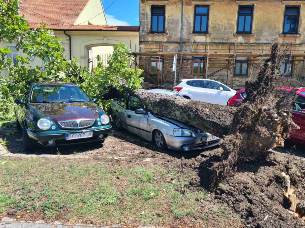 Přes část Chorvatska se v neděli přehnala velmi silná bouře.