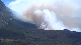 Požár v horách nad chorvatským letoviskem Podgora