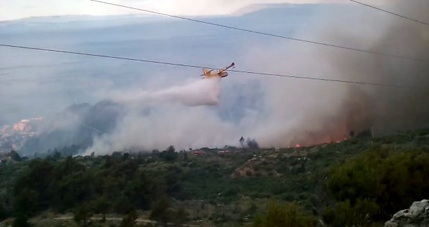 Na Jadranu už kvůli požárům evakuují turisty. Hoří v Chorvatsku i Černé Hoře