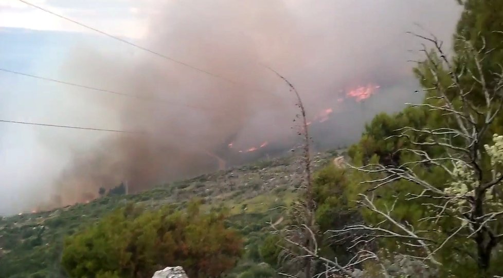 Požár v horách nad chorvatským letoviskem Podgora