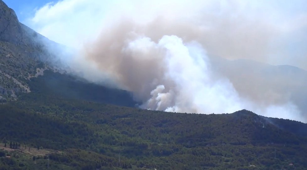 Požár v horách nad chorvatským letoviskem Podgora
