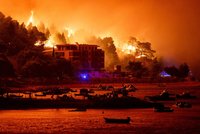Peklo v Chorvatsku: Rodiny prchaly do moře, děti zůstaly bez léků. A mrtvá žena v hořícím domě