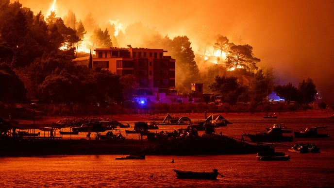 Apokalypsa v Chorvatsku: Požár v Omiši. Rodiny prchaly do moře (14.8.2026) Apokalypsa v Chorvatsku: Požár v Omiši. Rodiny prchaly do moře (14.8.2026)