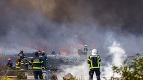 Mohutný požár ve výrobně plastů na východě Chorvatska (4.10.2023)