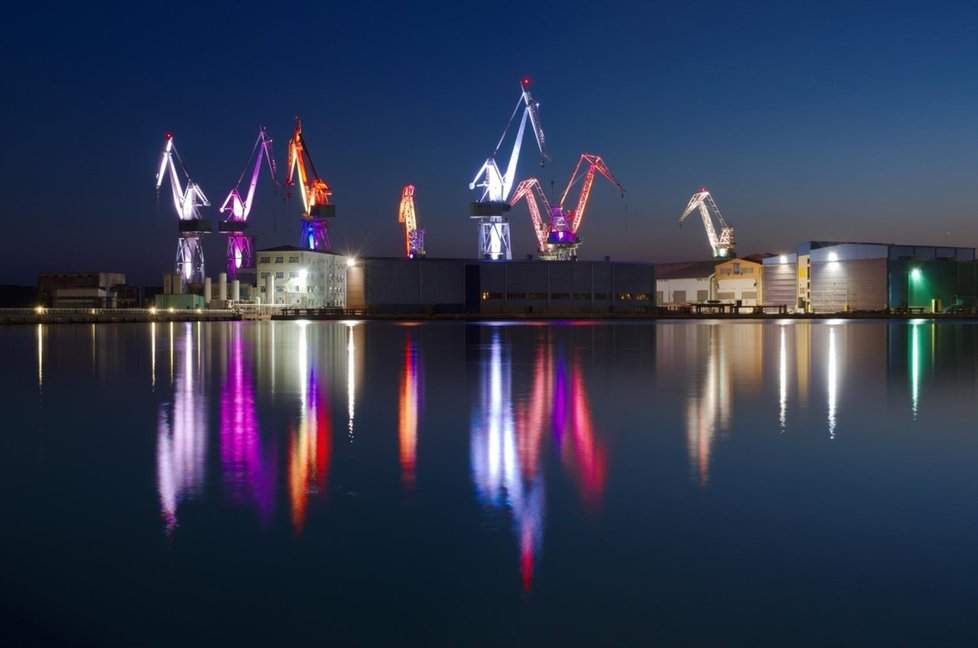 Světelné show v chorvatské Pule, při které se jeřáby v místním přístavu mění díky různobarevným reflektorům v pohádkové obří ptáky.