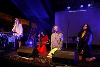 Členku Pussy Riot zatkli a hrozí vydáním do Turkmenistánu. Diktatura tam zabíjí lidi, varují punkerky