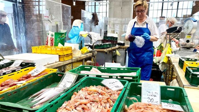 Čerstvé ryby i mořské plody se zase smějí prodávat na velkých trzích. Prodejci však nejsou nadšeni, chybějí kupci. |