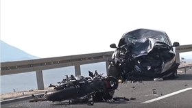 Šestadvacetiletý slovenský motocyklista zahynul při čelní srážce s automobilem s českými turisty v Chorvatsku.