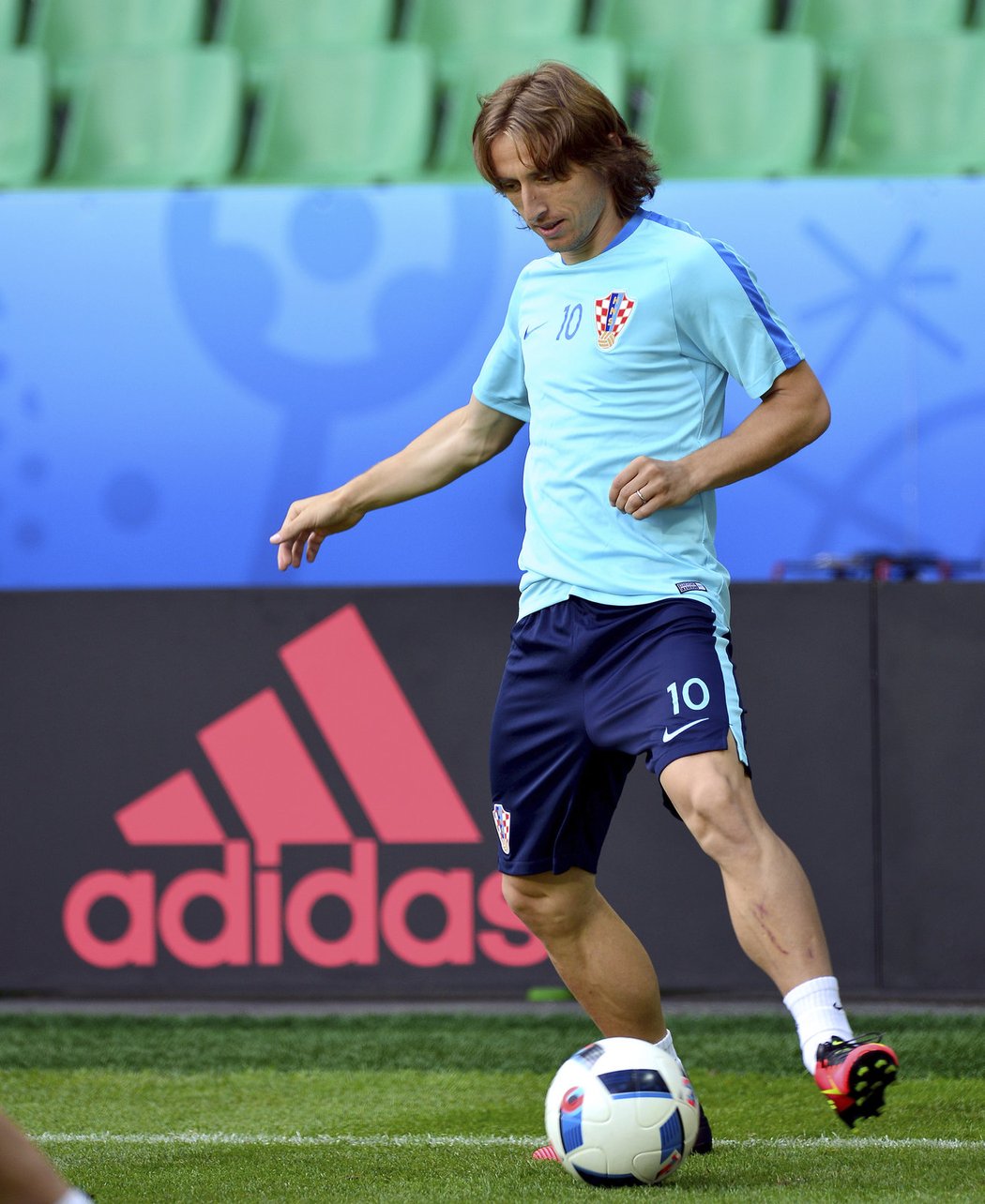 Záložník Chorvatska Luka Modrič v akci na tréninku
