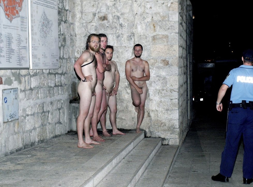 Čtveřice německých turistů chodila Dubrovníkem zcela bez oblečení.