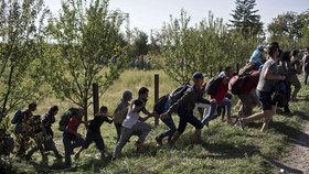 Uprchlíci se snaží utéct před chorvatskou policií.