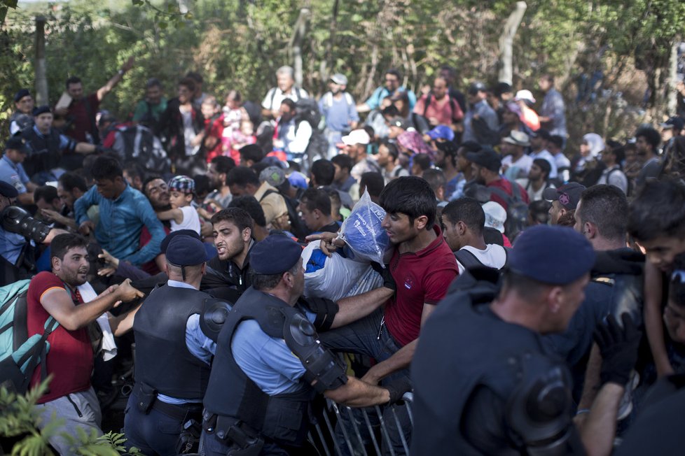 U Tovarniku se podařilo uprchlíkům protrhnout kordon chorvatských policistů.