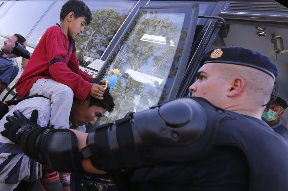 Chorvatské problémy s uprchlíky. Policie proti nim zasahovala především u pohraničního Tovarniku.