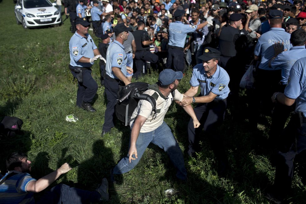 Chorvatské problémy s uprchlíky. Policie proti nim zasahovala především u pohraničního Tovarniku.