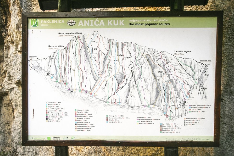 Paklenica - Lezecké trasy jsou u jednotlivých štítů pěkně popsány na tabulích.