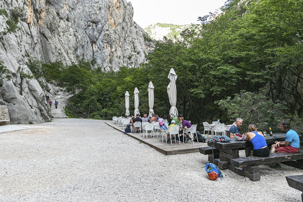 Paklenica - Mezi skalami najdete celou řadu míst pro odpočinek a občerstvení.