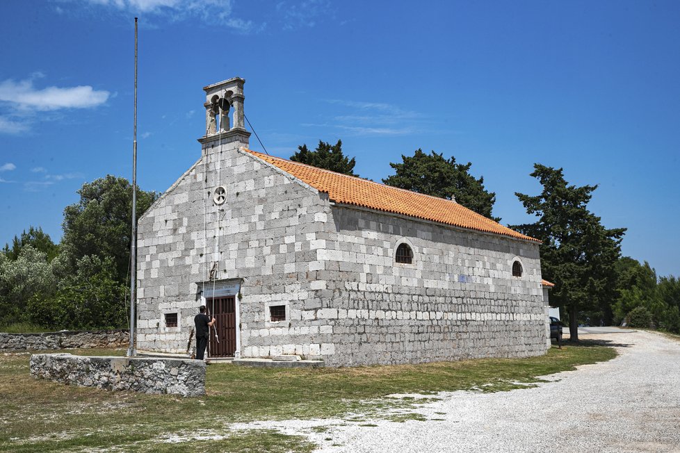 Ugljan - kaple Panny Marie Sněžné na ostrově Ugljan