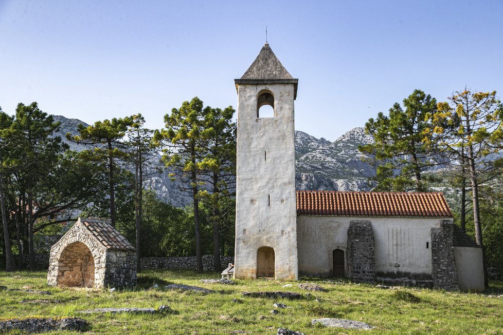 Paklenica - kostelík sv. Petra nedaleko brány do národního parku u města Starigrad.