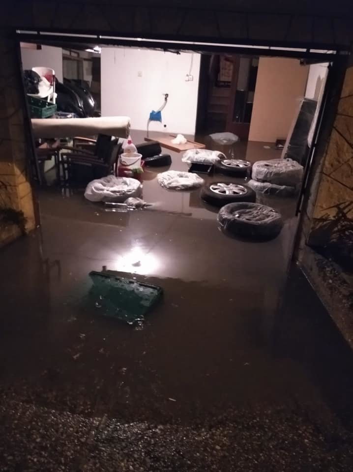 Chorvatskou metropoli postihly bleskové záplavy: Záhřebský radní Tomislav Stojak sdílel fotky zatopených obydlí.